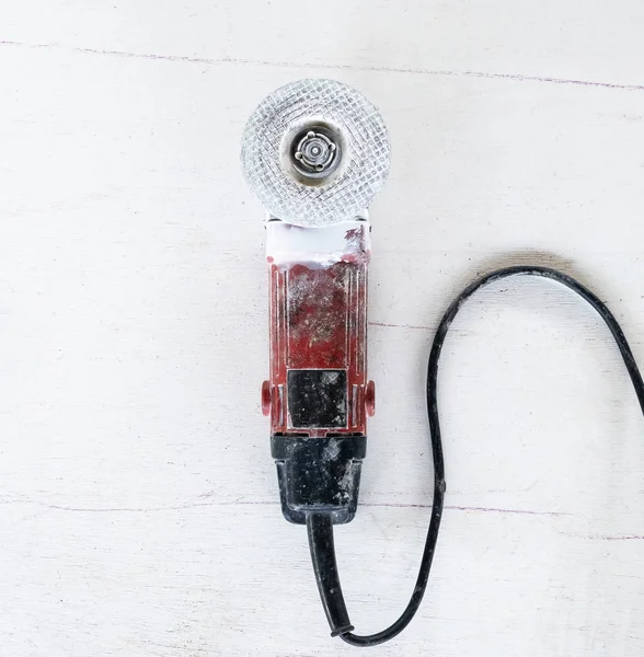 Beyaz arka plan üzerinde elektrikli taşlama tezgahı.