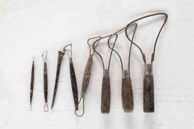 Araçlar heykel. Beyaz arka plan üzerinde sanat ve el sanatları araçları.