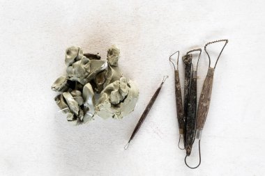 Araçlar heykel. Beyaz arka plan üzerinde sanat ve el sanatları araçları.