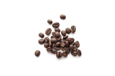 Kavrulmuş kahvenin beyaz arka plan üzerinde izole. Yakın çekim yansıma.