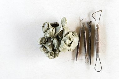 Araçlar kümesi arka plan heykel. Beyaz arka plan üzerinde sanat ve el sanatları araçları.