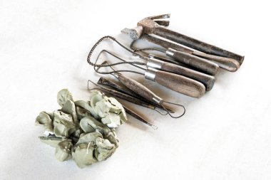 Araçlar kümesi arka plan heykel. Beyaz arka plan üzerinde sanat ve el sanatları araçları.