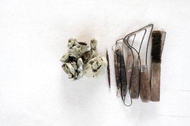 Araçlar kümesi arka plan heykel. Beyaz arka plan üzerinde sanat ve el sanatları araçları.