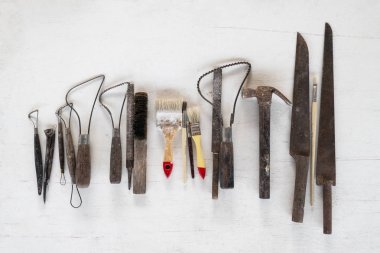 Araçlar heykel. Beyaz arka plan üzerinde sanat ve el sanatları araçları.
