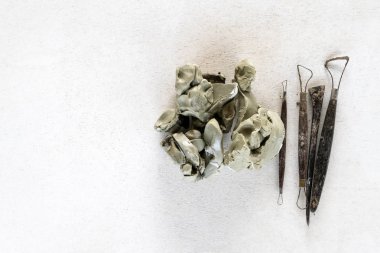 Araçlar kümesi arka plan heykel. Beyaz arka plan üzerinde sanat ve el sanatları araçları.