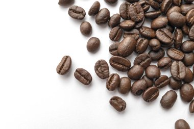 Kavrulmuş kahvenin beyaz arka plan üzerinde izole. Yakın çekim yansıma.