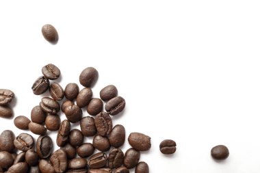 Kavrulmuş kahvenin beyaz arka plan üzerinde izole. Yakın çekim yansıma.