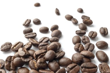 Kavrulmuş kahvenin beyaz arka plan üzerinde izole. Yakın çekim yansıma.