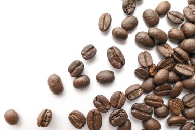 Kavrulmuş kahvenin beyaz arka plan üzerinde izole. Yakın çekim yansıma.