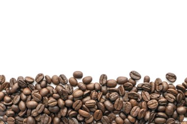 Beyaz zemin üzerine kavrulmuş kahve çekirdekleri. Yakın çekim yansıma.