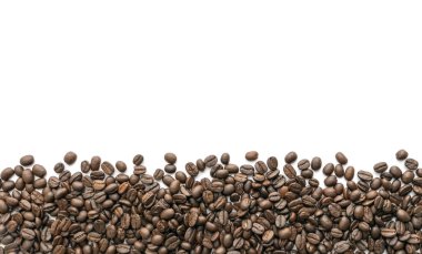 Beyaz zemin üzerine kavrulmuş kahve çekirdekleri. Yakın çekim yansıma.