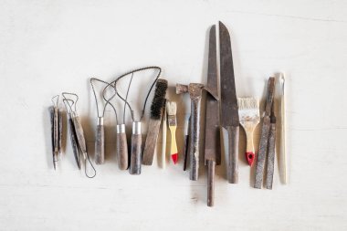 Araçlar heykel. Beyaz arka plan üzerinde sanat ve el sanatları araçları.