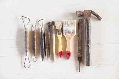 Araçlar heykel. Beyaz arka plan üzerinde sanat ve el sanatları araçları.