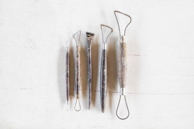 Araçlar heykel. Beyaz arka plan üzerinde sanat ve el sanatları araçları.