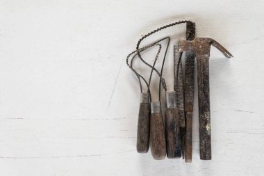 Araçlar kümesi heykel. Beyaz arka plan üzerinde sanat ve el sanatları araçları.