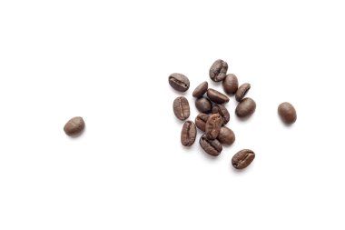 Kahve çekirdekleri beyaz arka plan üzerinde izole. Yakın çekim yansıma.