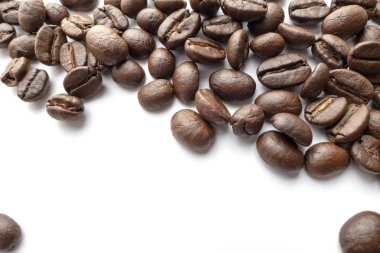 Kavrulmuş kahvenin beyaz arka plan üzerinde izole. Yakın çekim yansıma.