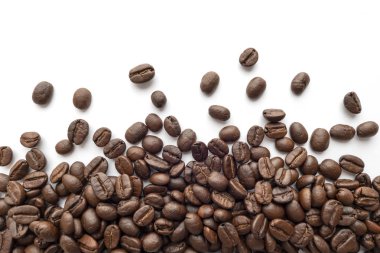 Beyaz zemin üzerine kavrulmuş kahve çekirdekleri. Yakın çekim yansıma.