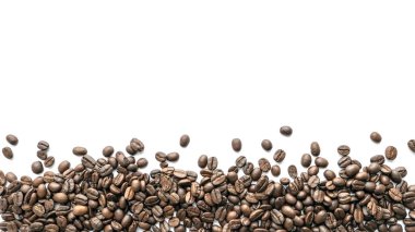 Beyaz zemin üzerine kavrulmuş kahve çekirdekleri. Yakın çekim yansıma.