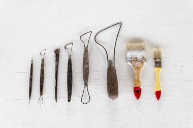 Araçlar heykel. Beyaz arka plan üzerinde sanat ve el sanatları araçları.