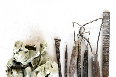 Araçlar kümesi arka plan heykel. Beyaz arka plan üzerinde sanat ve el sanatları araçları.