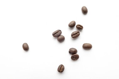 Kahve çekirdekleri beyaz arka plan üzerinde izole. Yakın çekim yansıma.