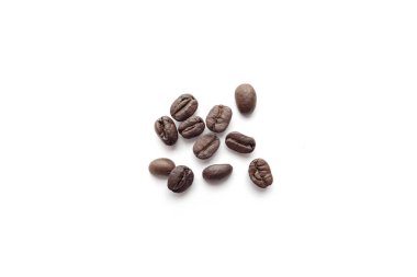 Kahve çekirdekleri beyaz arka plan üzerinde izole. Yakın çekim yansıma.