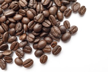 Kavrulmuş kahvenin beyaz arka plan üzerinde izole. Yakın çekim yansıma.