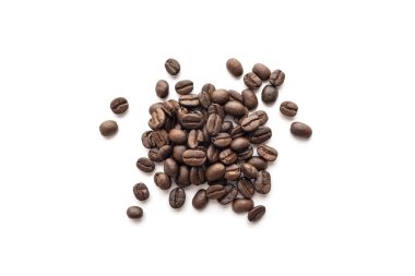 Kavrulmuş kahvenin beyaz arka plan üzerinde izole. Yakın çekim yansıma.