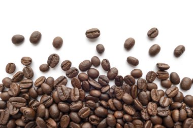 Beyaz zemin üzerine kavrulmuş kahve çekirdekleri. Yakın çekim yansıma.