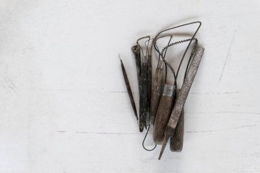 Araçlar heykel. Beyaz arka plan üzerinde sanat ve el sanatları araçları.