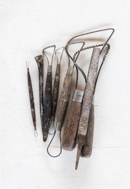 Araçlar heykel. Beyaz arka plan üzerinde sanat ve el sanatları araçları.