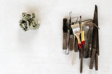 Araçlar kümesi arka plan heykel. Beyaz arka plan üzerinde sanat ve el sanatları araçları.