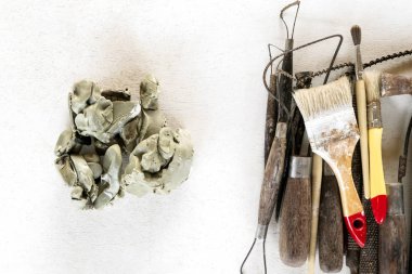 Araçlar kümesi arka plan heykel. Beyaz arka plan üzerinde sanat ve el sanatları araçları.