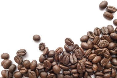 Kavrulmuş kahvenin beyaz arka plan üzerinde izole. Yakın çekim yansıma.