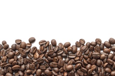 Kavrulmuş kahvenin beyaz arka plan üzerinde izole. Yakın çekim yansıma.