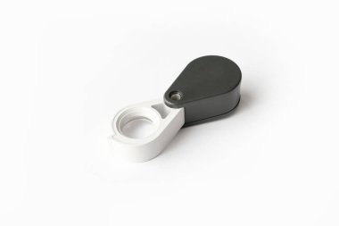 Elmas veya bkz: muska Isolated beyaz arka plan üzerinde büyüteç. Göz Lens Magnifier.