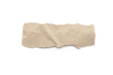 Beyaz arka planda geri dönüşümlü kağıt çubuğu. Kahverengi kağıt yırtılmış ya da yırtılmış kağıt parçaları kesme yolu ile beyaza izole edilmiş.