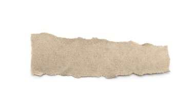 Beyaz arka planda geri dönüşümlü kağıt çubuğu. Kahverengi kağıt yırtılmış ya da yırtılmış kağıt parçaları kesme yolu ile beyaza izole edilmiş.