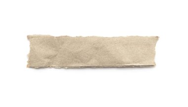 Beyaz arka planda geri dönüşümlü kağıt çubuğu. Kahverengi kağıt yırtılmış ya da yırtılmış kağıt parçaları kesme yolu ile beyaza izole edilmiş.