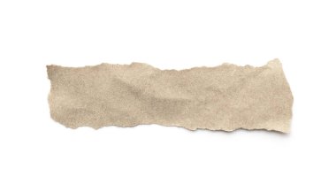 Beyaz arka planda geri dönüşümlü kağıt çubuğu. Kahverengi kağıt yırtılmış ya da yırtılmış kağıt parçaları kesme yolu ile beyaza izole edilmiş.