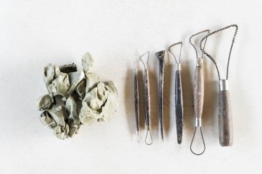 Araçlar kümesi arka plan heykel. Beyaz arka plan üzerinde sanat ve el sanatları araçları.