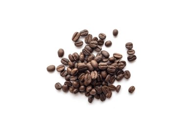 Kavrulmuş kahvenin beyaz arka plan üzerinde izole. Yakın çekim yansıma.