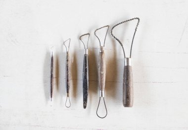 Araçlar heykel. Beyaz arka plan üzerinde sanat ve el sanatları araçları.