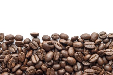 Kavrulmuş kahvenin beyaz arka plan üzerinde izole. Yakın çekim.