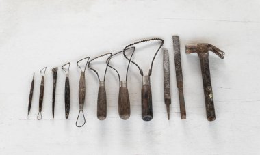 Araçlar heykel. Beyaz bir arka plan üzerinde sanat ve el sanatları araçları.