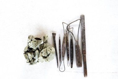 Araçlar kümesi arka plan heykel. Sanat ve el sanatları araçları beyaz b