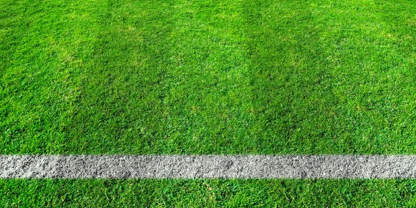 Linha de futebol na grama verde do campo de futebol. Gramado verde campo pat — Fotografia de Stock