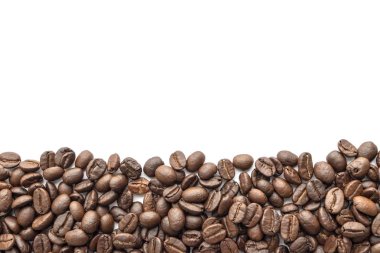 Kavrulmuş kahvenin beyaz arka plan üzerinde izole. Yakın çekim.