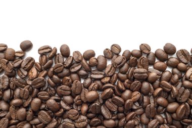 Kavrulmuş kahvenin beyaz arka plan üzerinde izole. Yakın çekim.